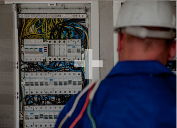 Inštalacije električnih napeljav in naprav. Montaže strelovodov. Inštalacije telekomunikacij. Inštalacije tehničnega varovanja. Inštalacije konferenčnih sistemov.