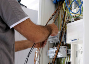 Inštalacije električnih napeljav in naprav. Montaže strelovodov. Inštalacije telekomunikacij. Inštalacije tehničnega varovanja. Inštalacije konferenčnih sistemov.